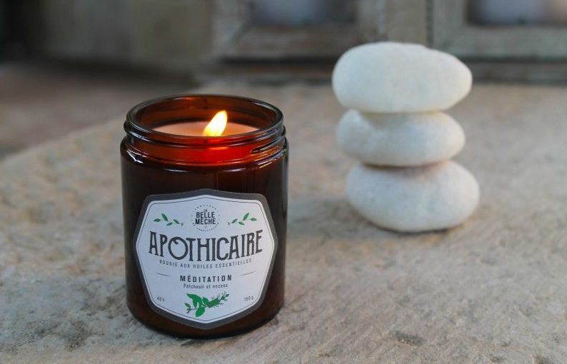 Découvrez le trataka, un exercice de yoga avec la flamme d'une bougie - La Belle Mèche